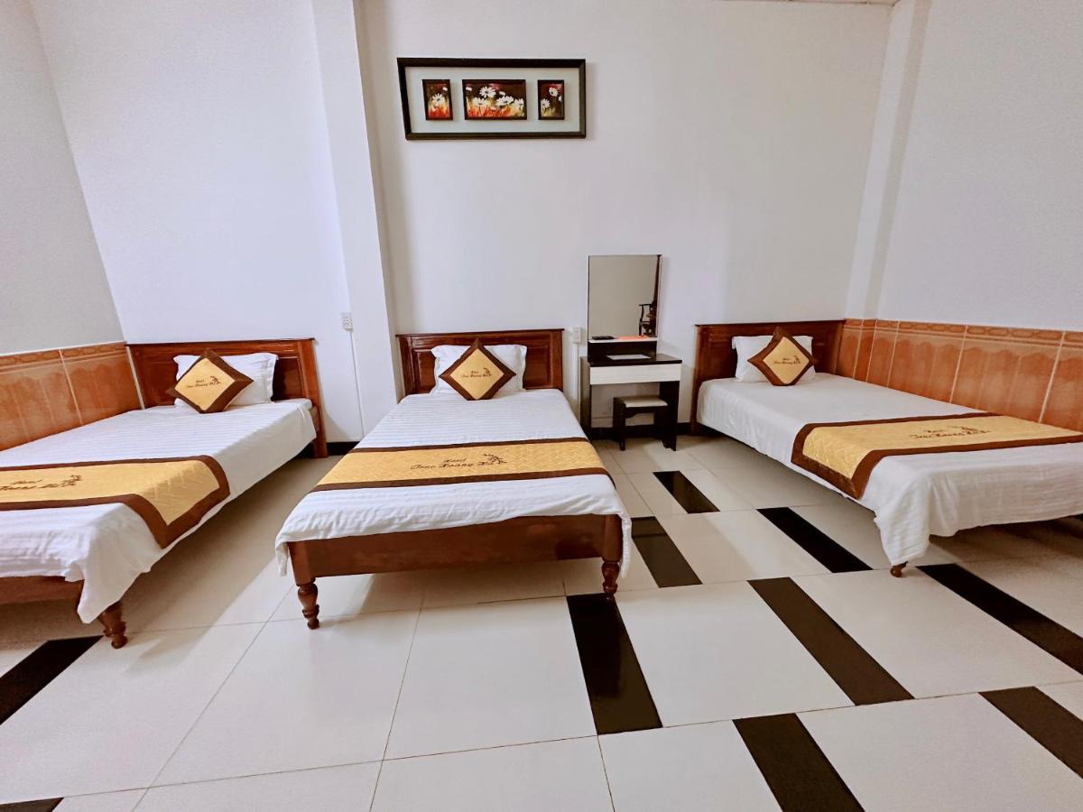 Truc Hoang Ha Hotel Kon Tum Exterior foto