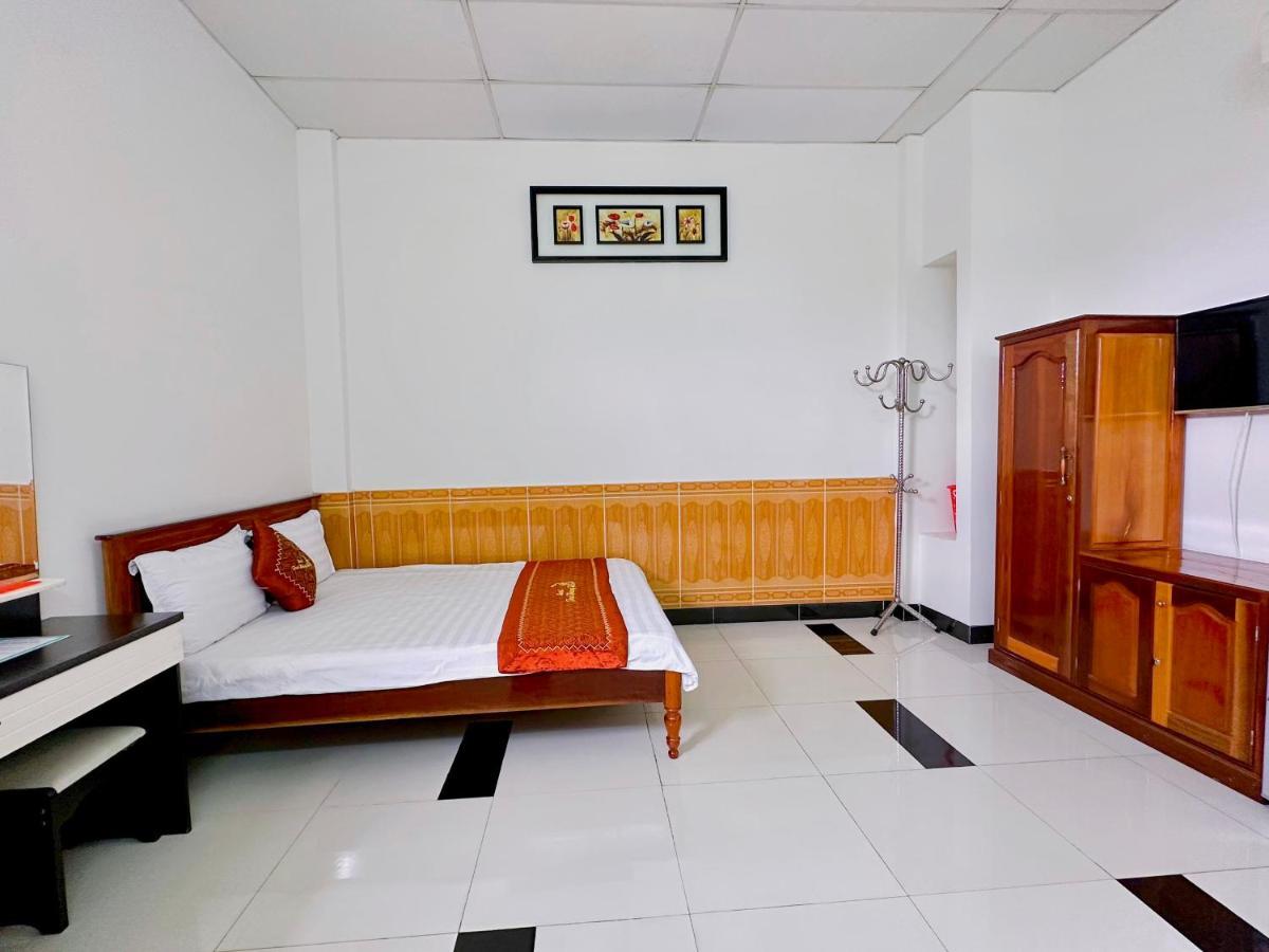 Truc Hoang Ha Hotel Kon Tum Exterior foto