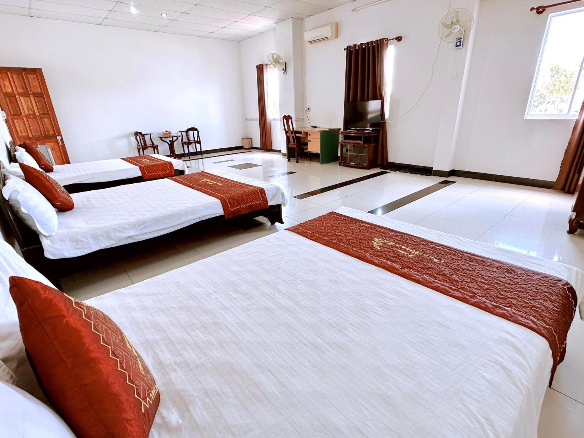 Truc Hoang Ha Hotel Kon Tum Exterior foto