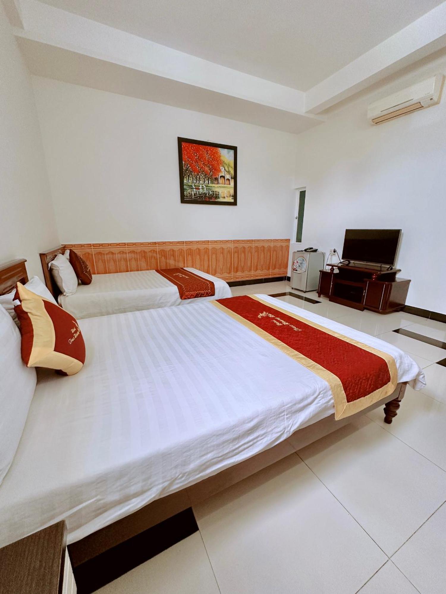 Truc Hoang Ha Hotel Kon Tum Exterior foto